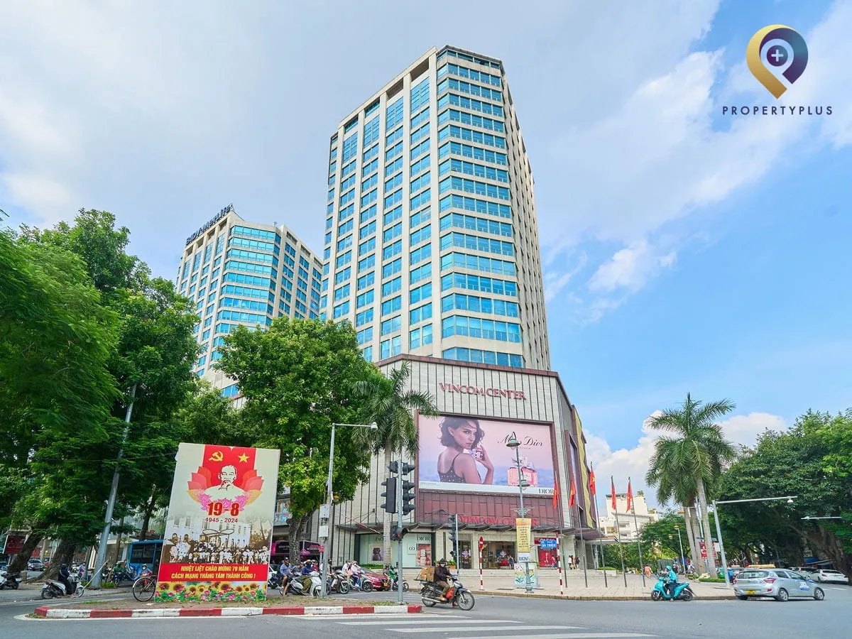 Toàn cảnh tòa nhà Vincom Center Bà Triệu nhìn từ đường phố